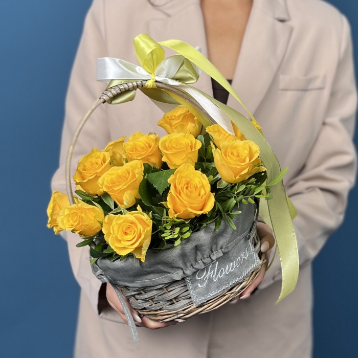 15 желтых роз в корзине