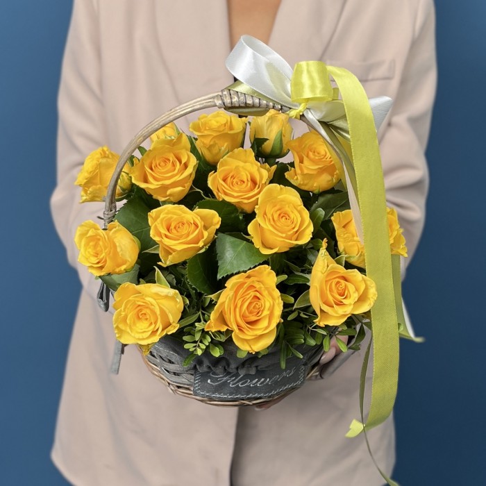 15 желтых роз в корзине