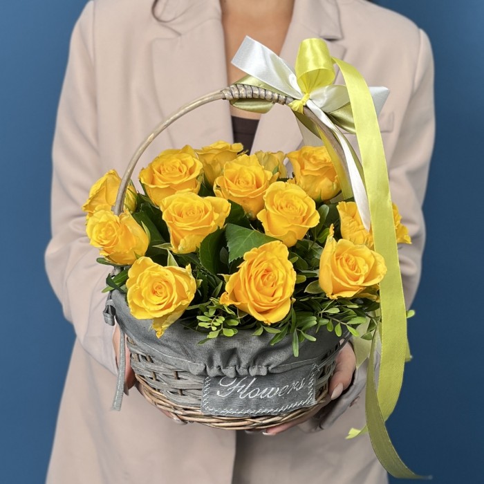 15 желтых роз в корзине