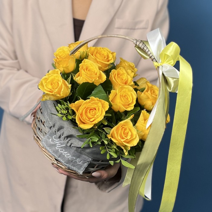 15 желтых роз в корзине