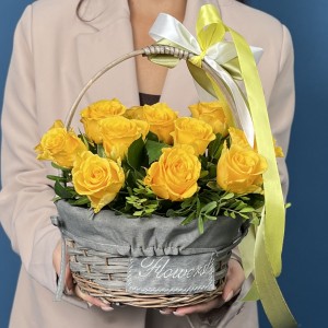 15 желтых роз в корзине