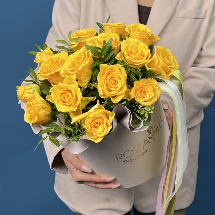 15 желтых роз в коробке