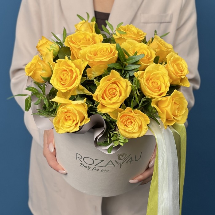 15 желтых роз в коробке