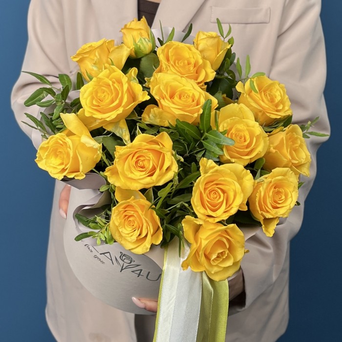 15 желтых роз в коробке