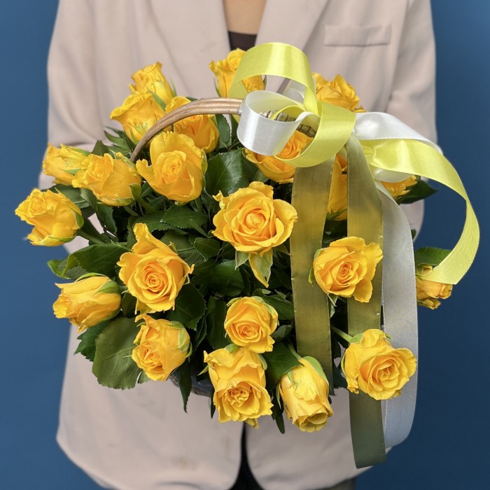 25 желтых роз в корзине
