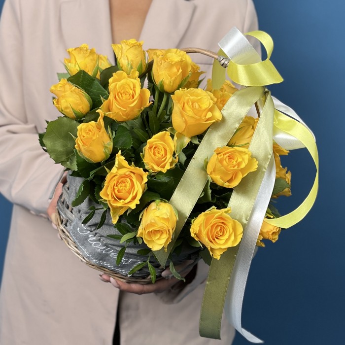 25 желтых роз в корзине
