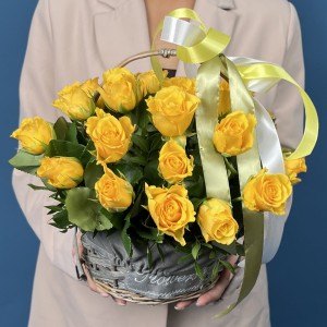 25 желтых роз в корзине