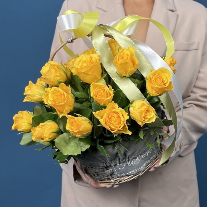 25 желтых роз в корзине