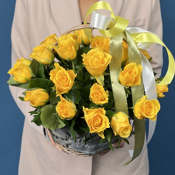 25 желтых роз в корзине