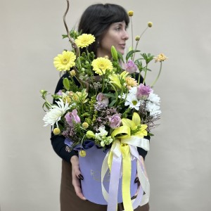 Букет дня в коробке цветочный бриз