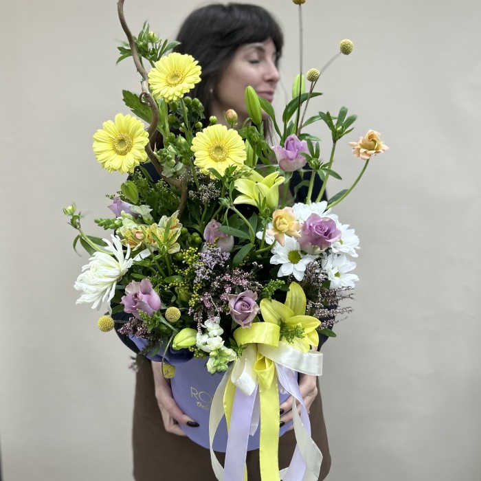 Букет дня в коробке цветочный бриз