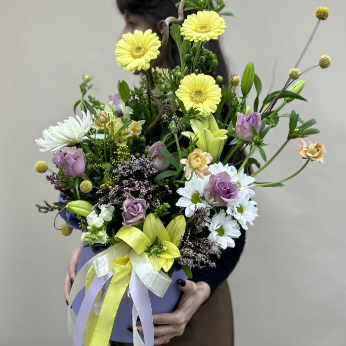 Букет дня в коробке цветочный бриз