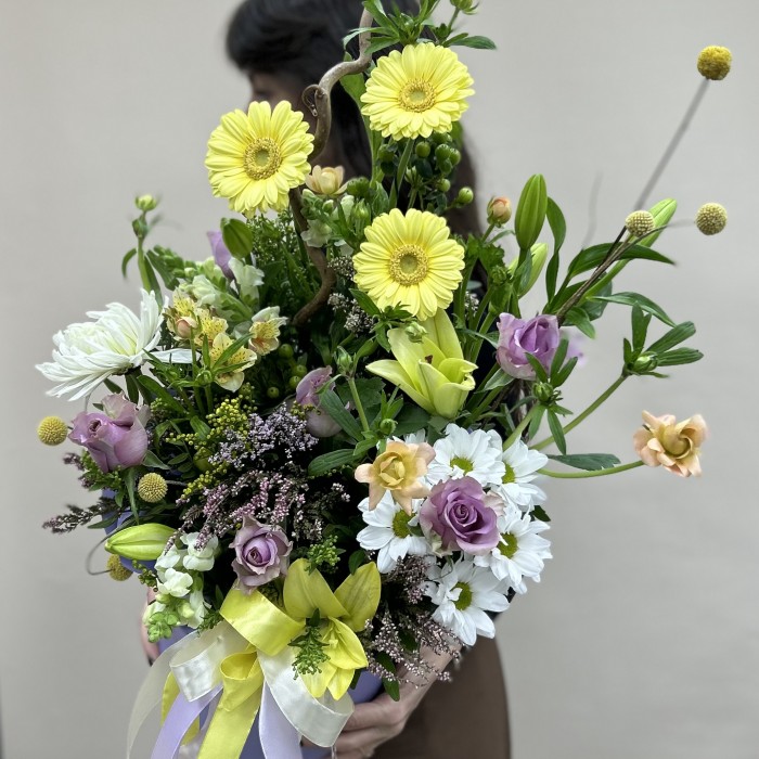 Букет дня в коробке цветочный бриз