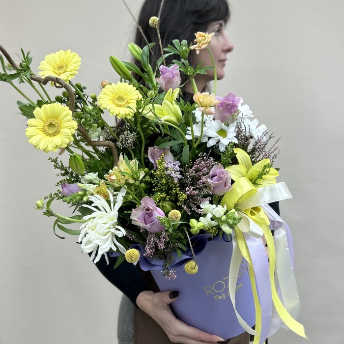 Букет дня в коробке цветочный бриз