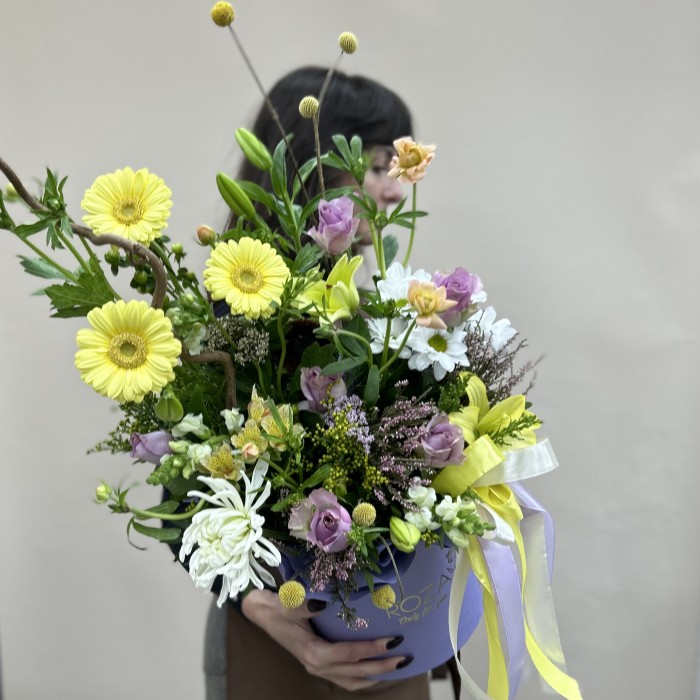 Букет дня в коробке цветочный бриз