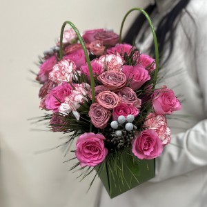 Букет дня  в коробке с розами Воздушное настроение