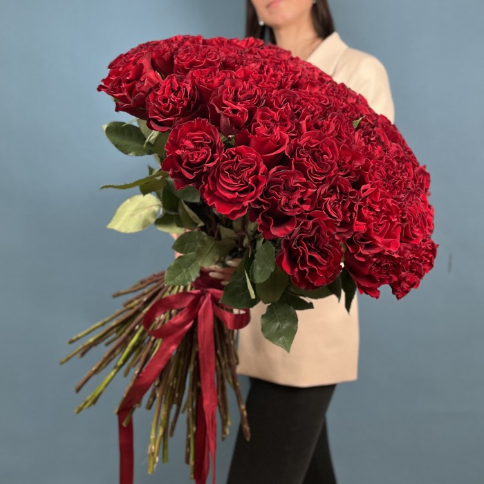 101 красная пионовидная роза Хартс 70 см