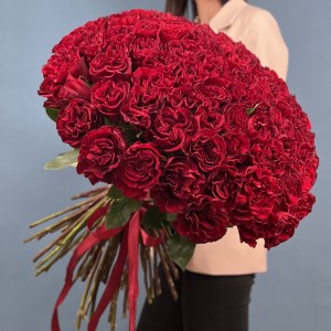 101 красная пионовидная роза Хартс 70 см
