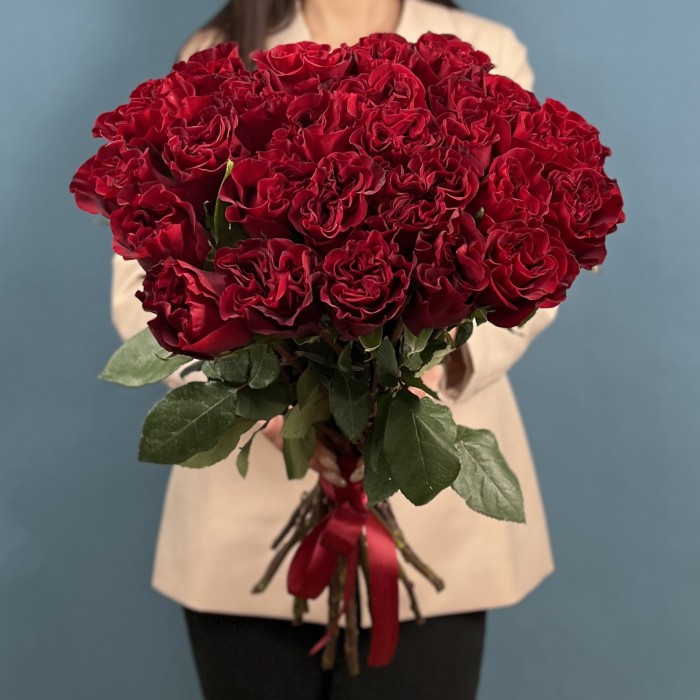 25 красных пионовидных роз Хартс 70 см