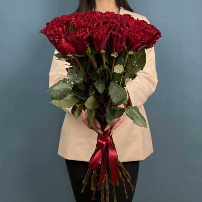 25 красных пионовидных роз Хартс 70 см