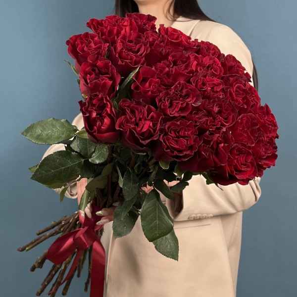 25 красных пионовидных роз Хартс 70 см