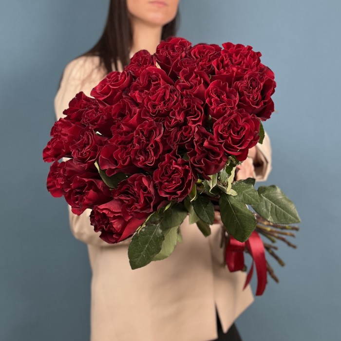 25 красных пионовидных роз Хартс 70 см