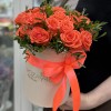 Яркая оранжевая роза в коробке
