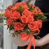 Яркая оранжевая роза в коробке