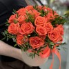 Яркая оранжевая роза в коробке