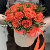 Яркая оранжевая роза в коробке