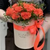Яркая оранжевая роза в коробке