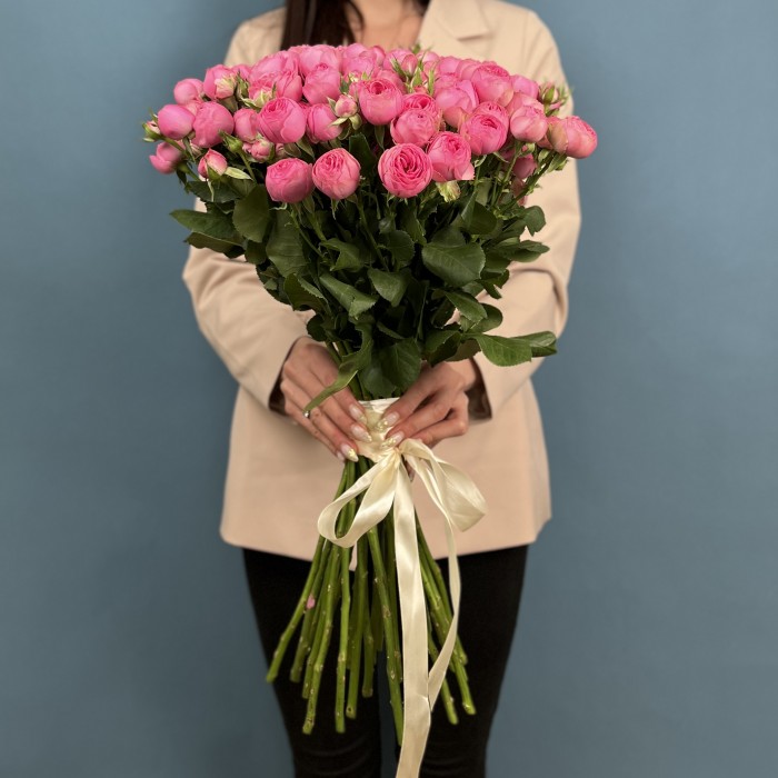 Кустовая пионовидная розовая роза Жизель 60 см