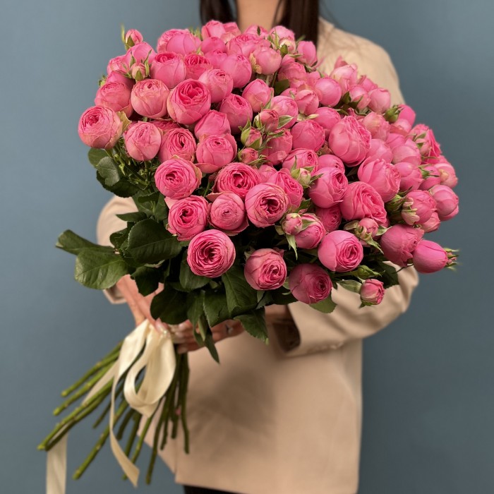 Кустовая пионовидная розовая роза Жизель 60 см