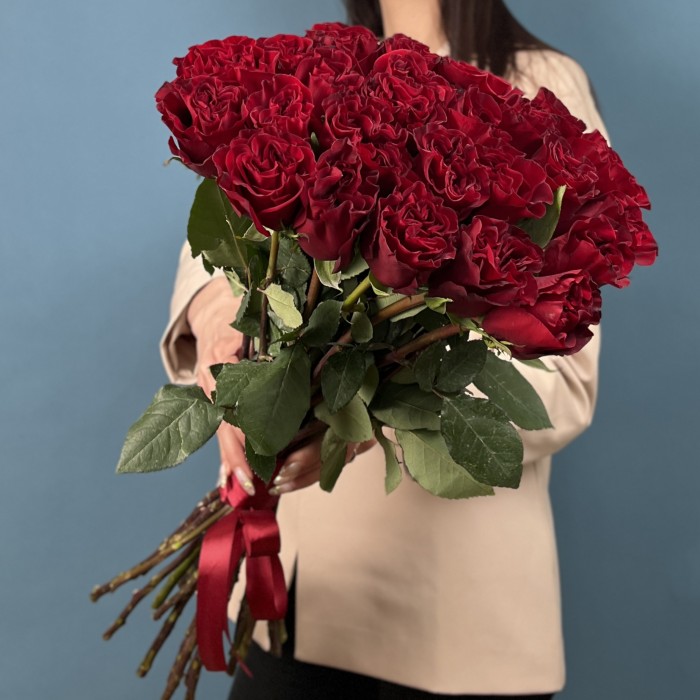 Красные пионовидные розы Хартс 70 см