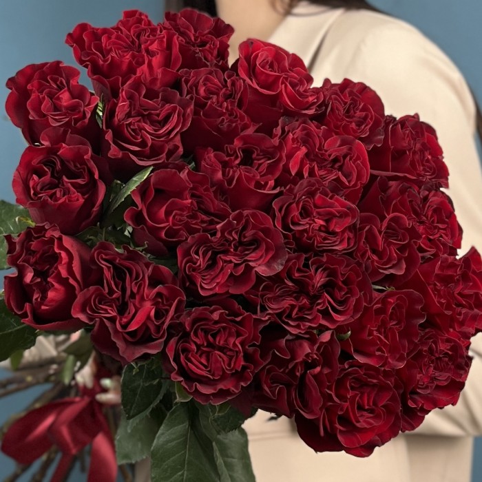 Красные пионовидные розы Хартс 70 см