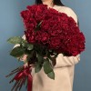 Красные пионовидные розы Хартс 70 см