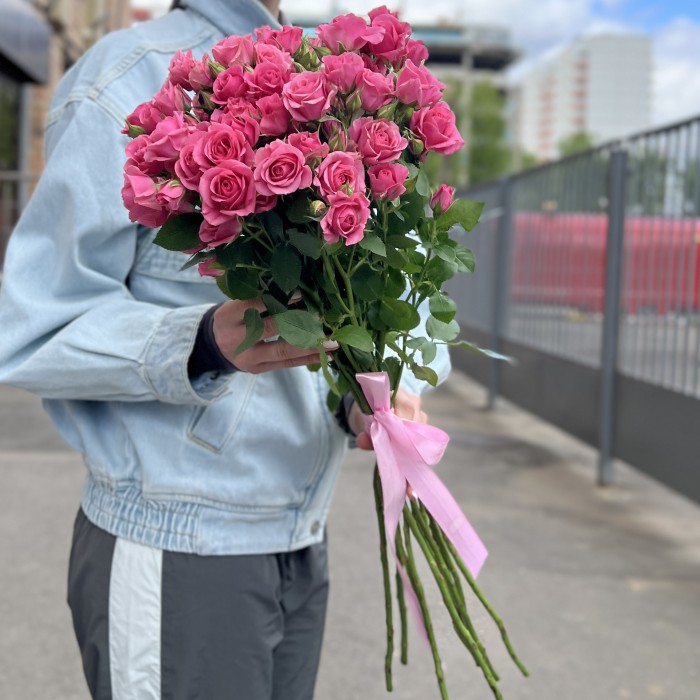 11 кустовых роз Эйлин 70 см