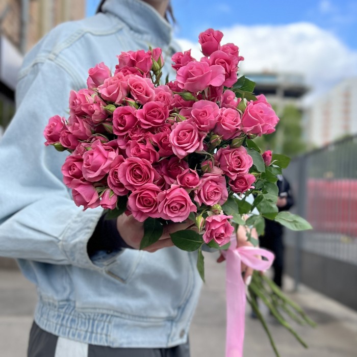 11 кустовых роз Эйлин 70 см