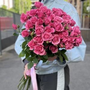 15 кустовых роз Эйлин 70 см