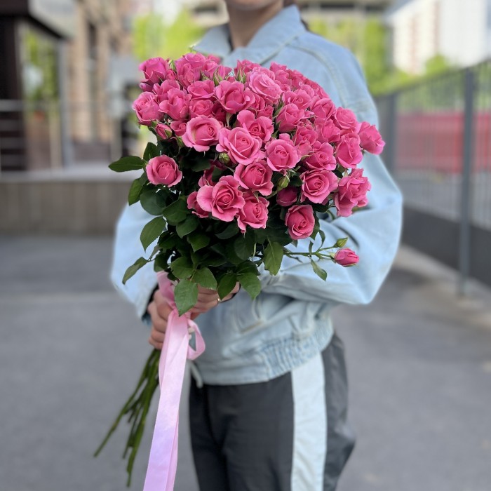 15 кустовых роз Эйлин 70 см