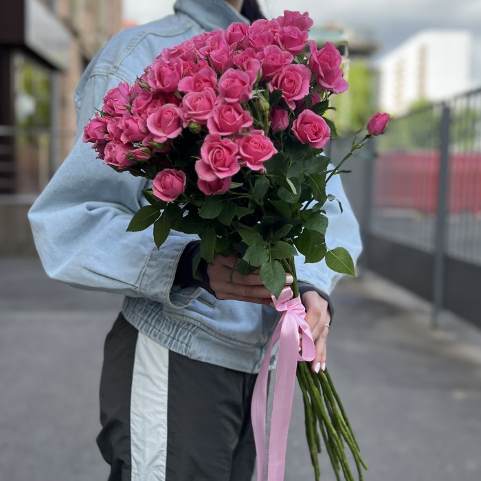 15 кустовых роз Эйлин 70 см