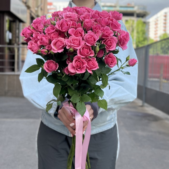 15 кустовых роз Эйлин 70 см