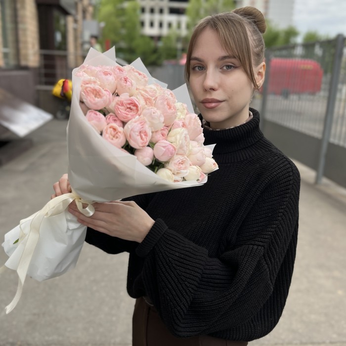 19 кустовых розовых роз Мансфилд парк 50см