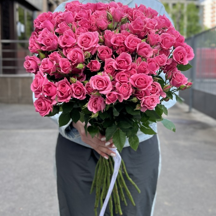 25 кустовых роз Эйлин 70 см