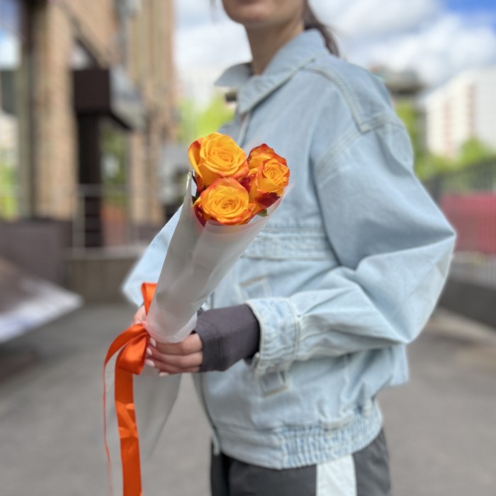 3 желто-оранжевые розы 60 см