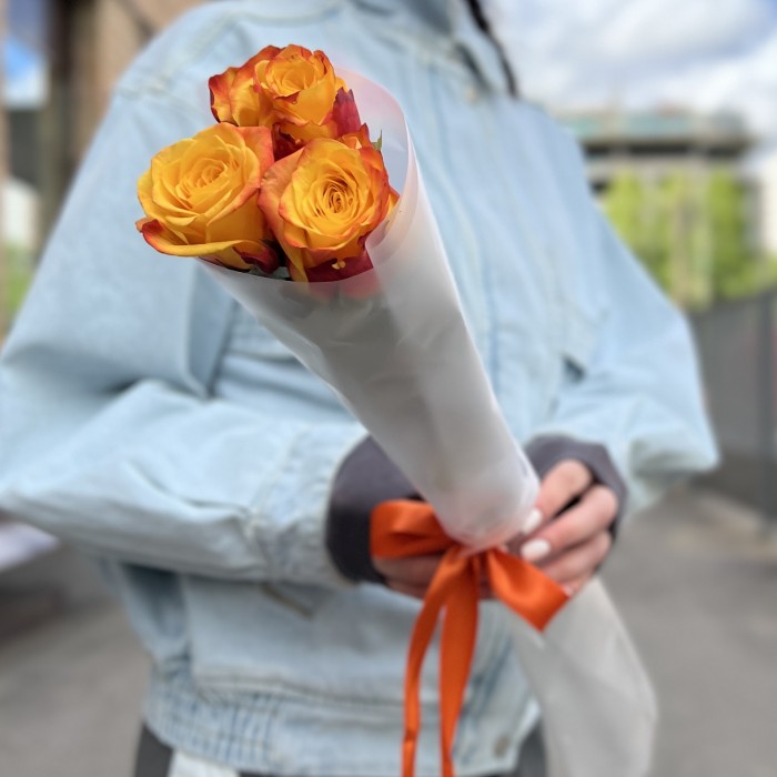 3 желто-оранжевые розы 60 см