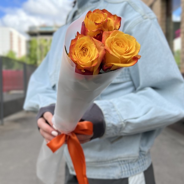 3 желто-оранжевые розы 60 см