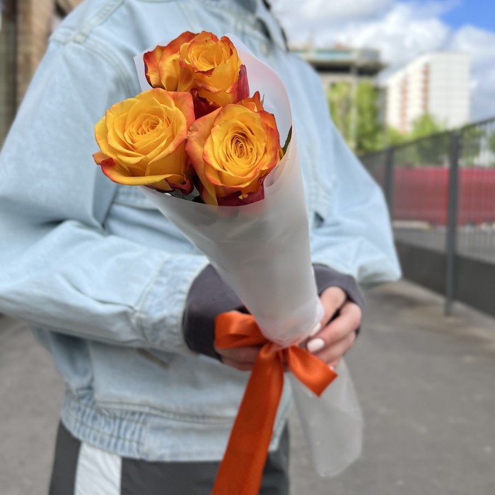 3 желто-оранжевые розы 60 см