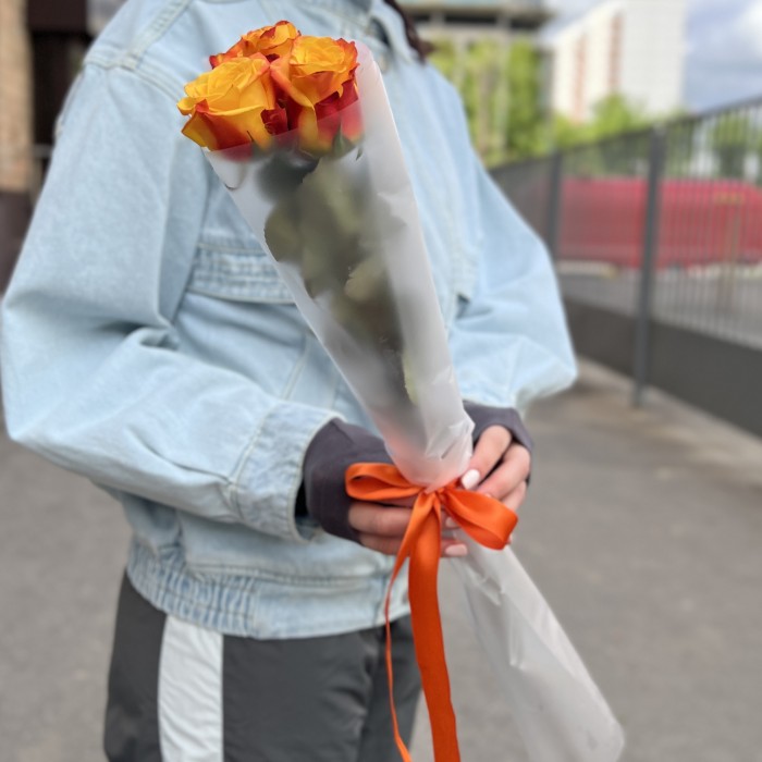 3 желто-оранжевые розы 60 см