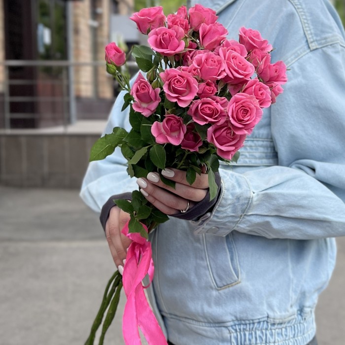 5 кустовых роз Эйлин 70 см